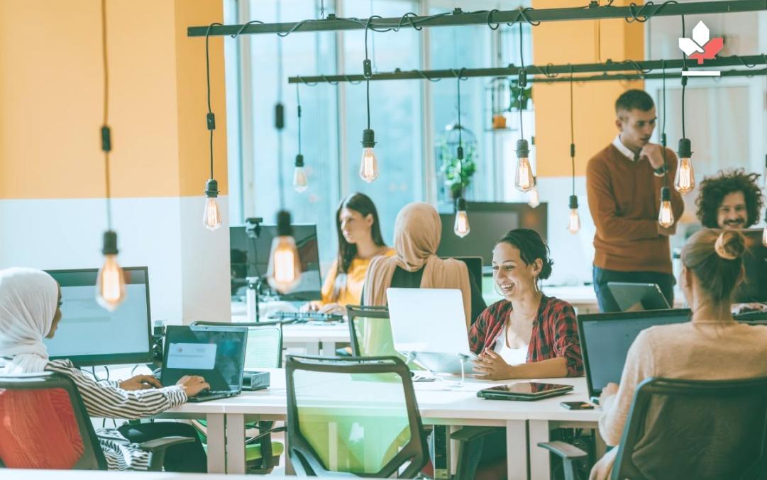 Espace de travail organisé avec tableur financier ouvert